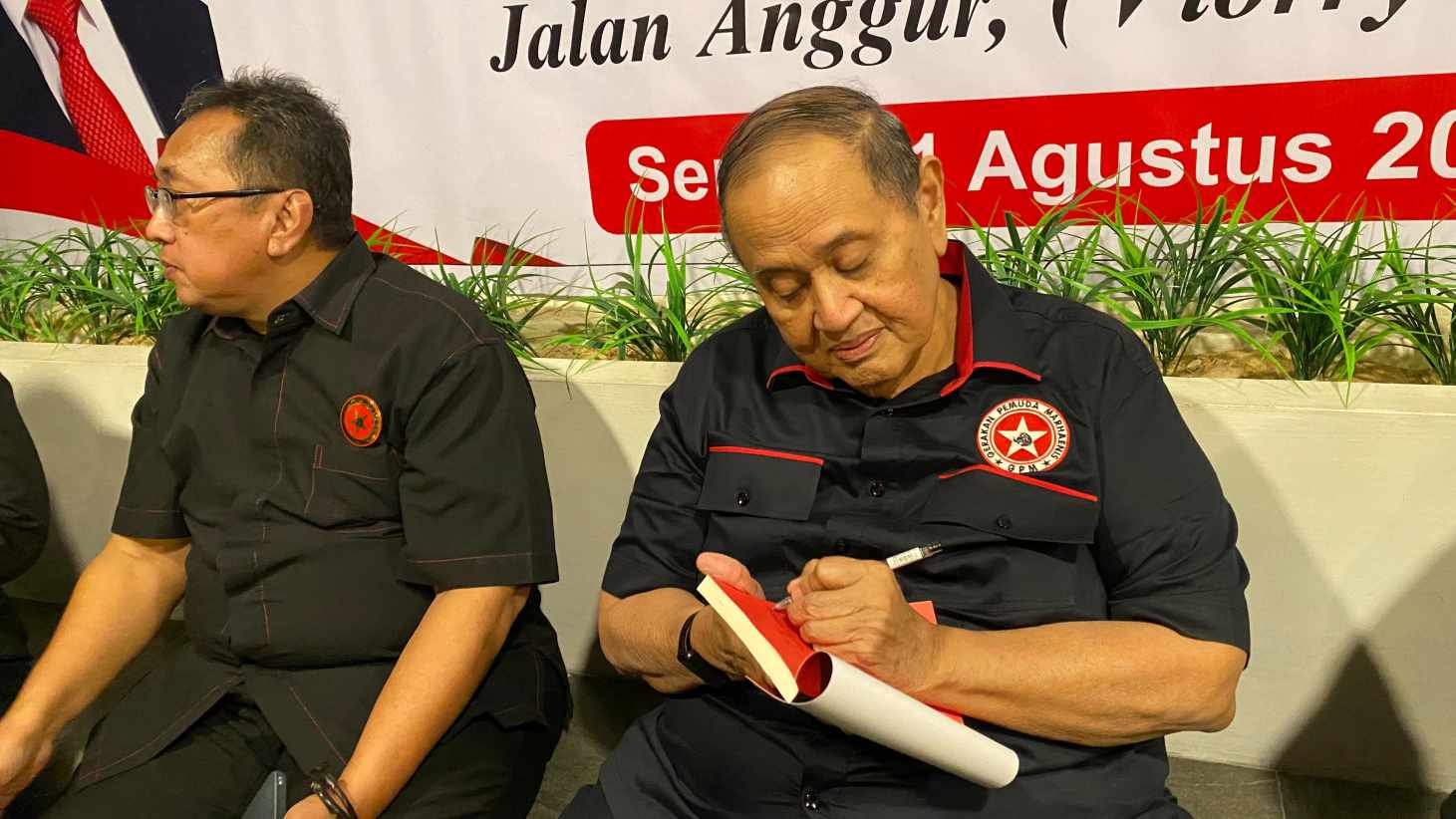 Izedrik Emir Moeis Luncurkan Buku “Marhaenisme Visi Sosialisme Indonesia” di Samarinda